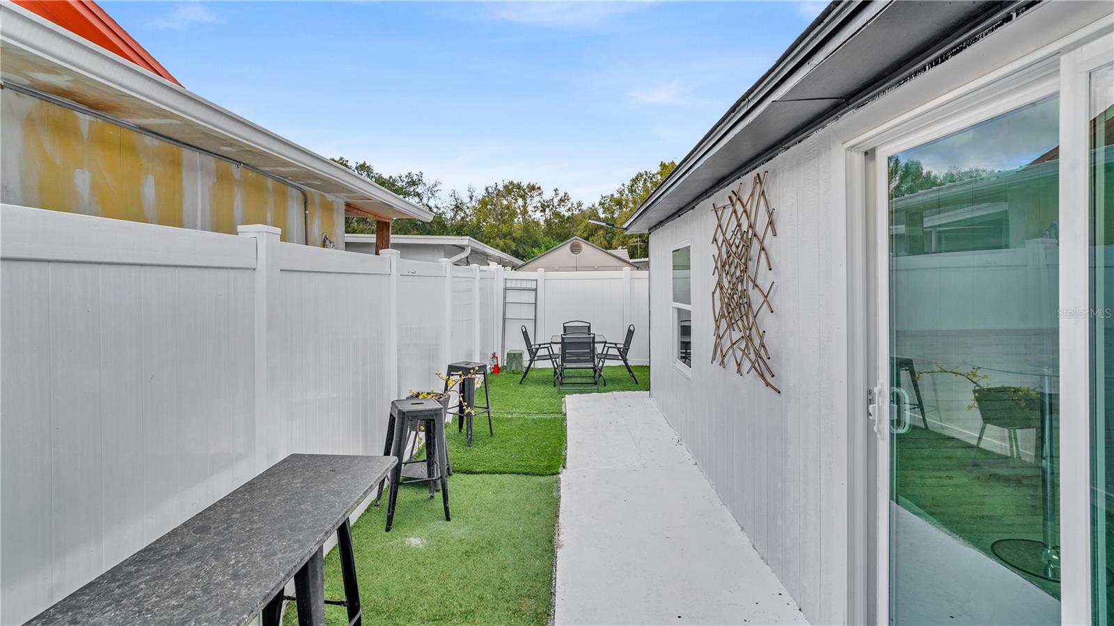 Listing photo id 22 for 8912 Saboda Court