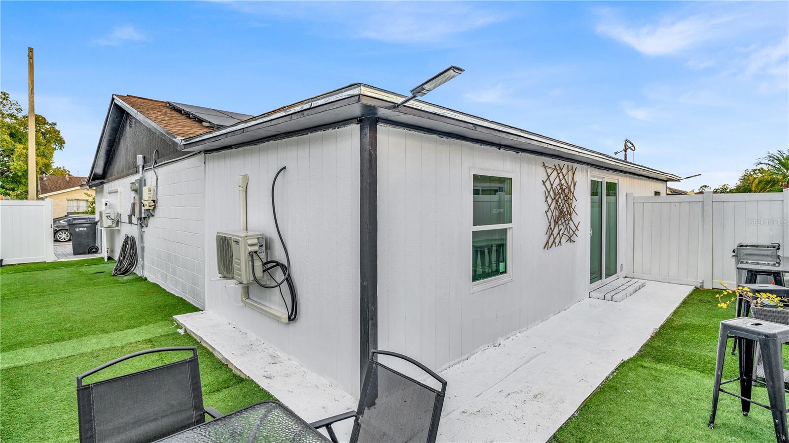 Listing photo id 23 for 8912 Saboda Court