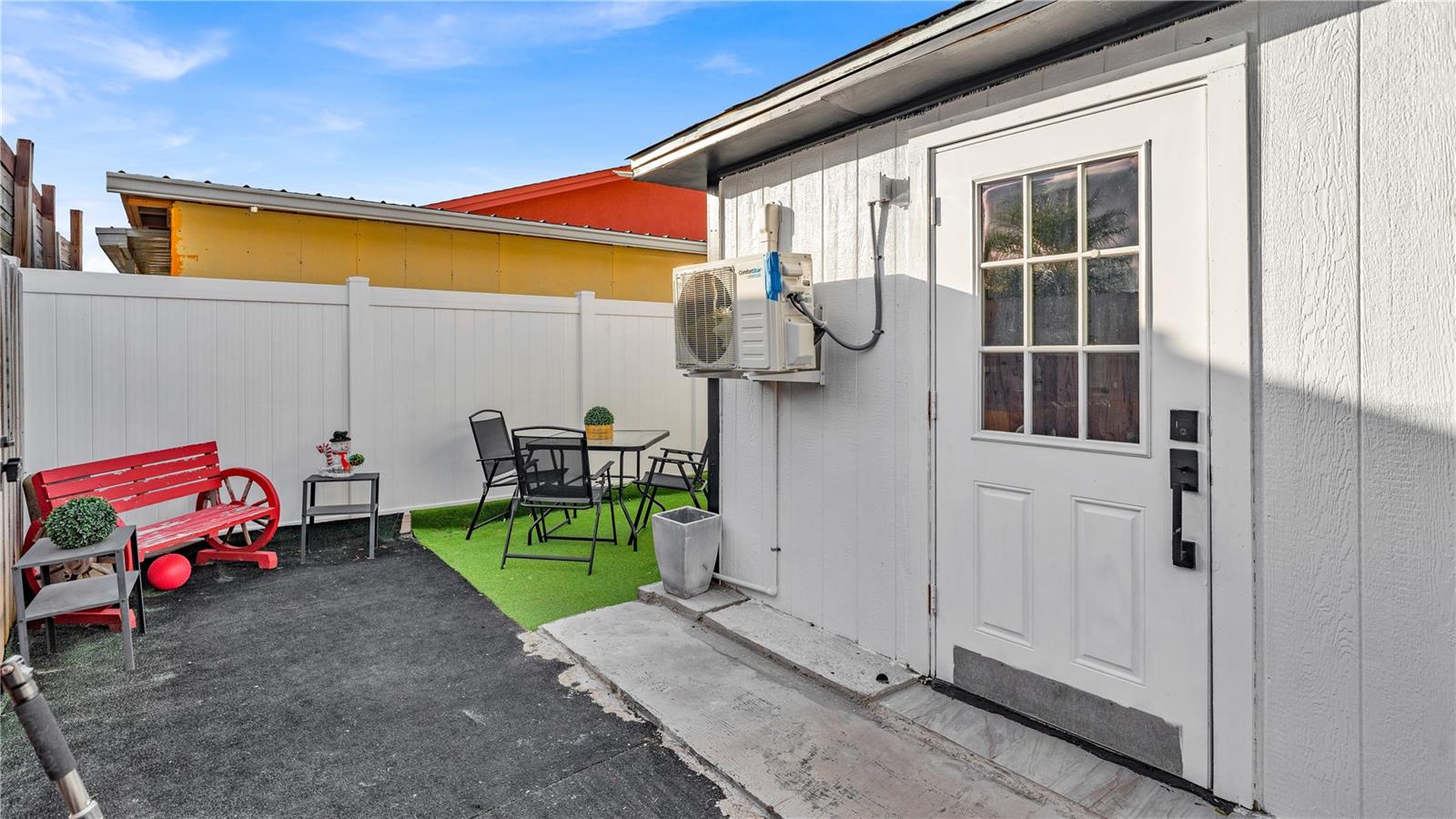 Listing photo id 26 for 8912 Saboda Court