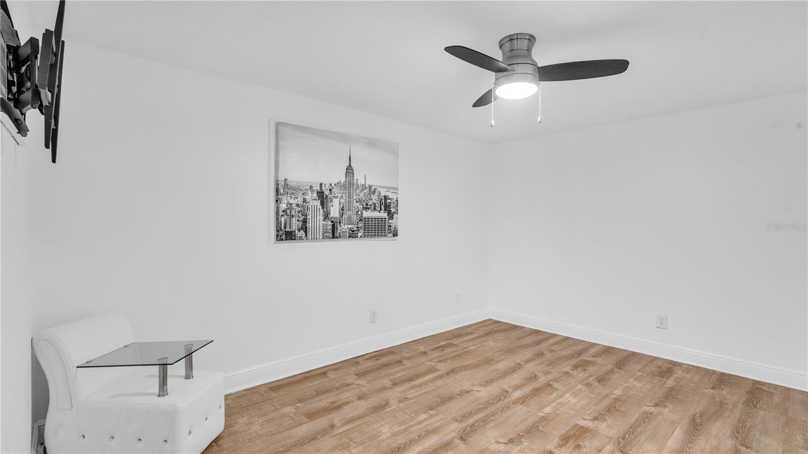 Listing photo id 33 for 8912 Saboda Court