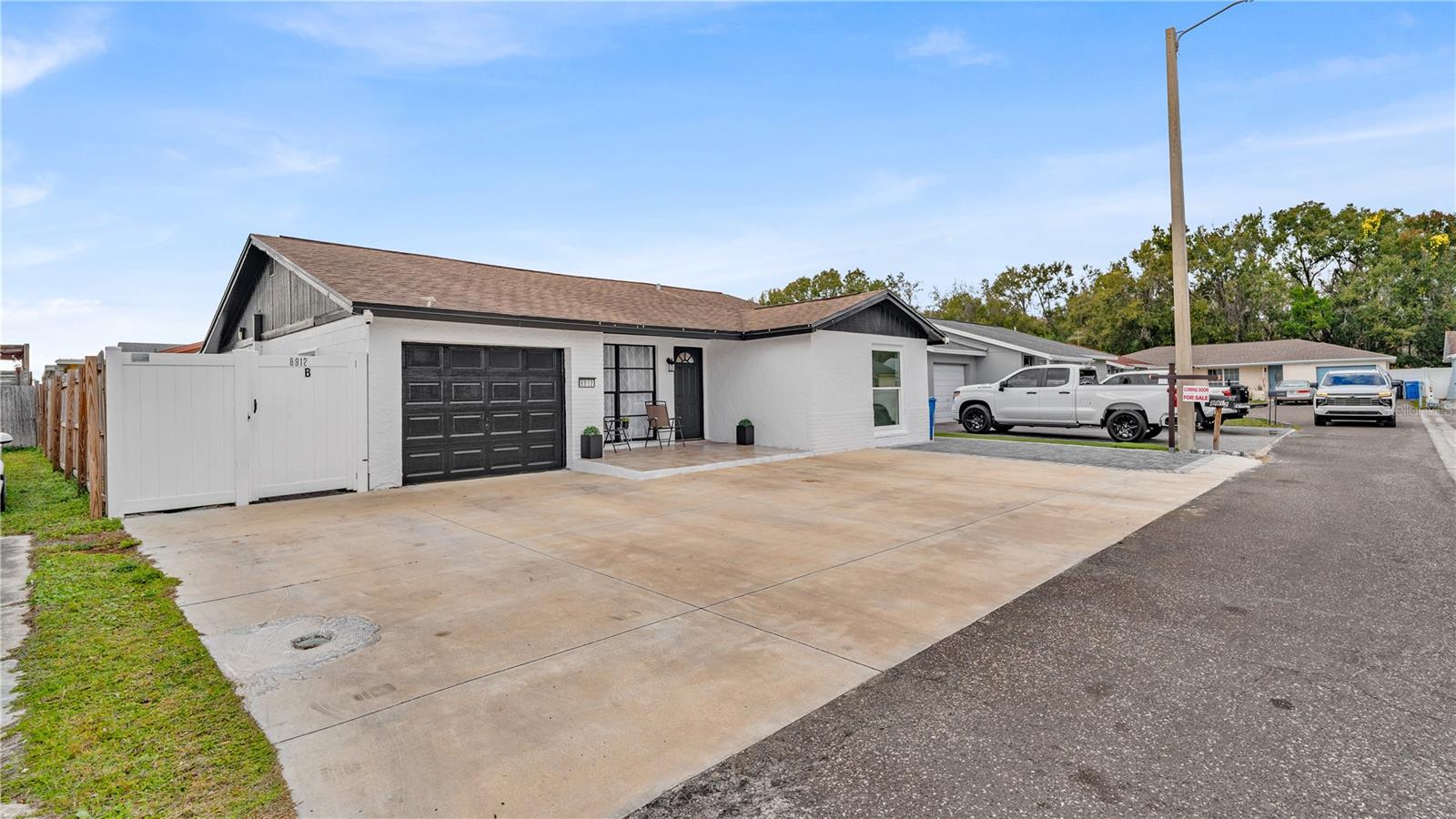 Listing photo id 3 for 8912 Saboda Court