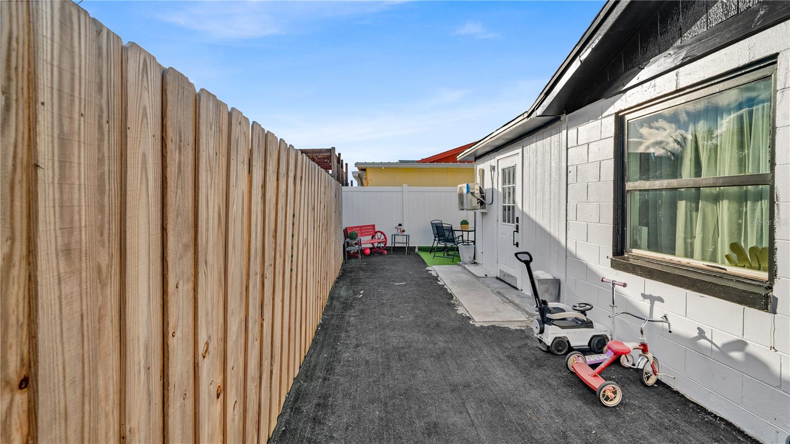 Listing photo id 5 for 8912 Saboda Court