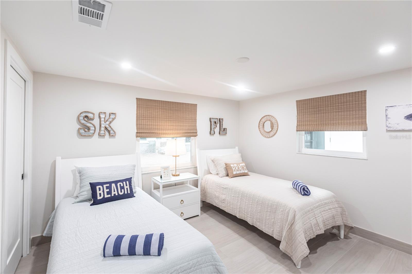 Image 13 of 20 For 6154 Midnight Pass Road B18