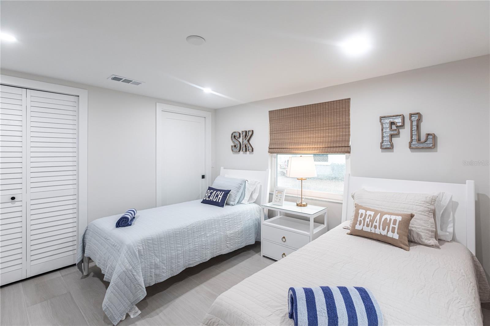 Image 14 of 20 For 6154 Midnight Pass Road B18