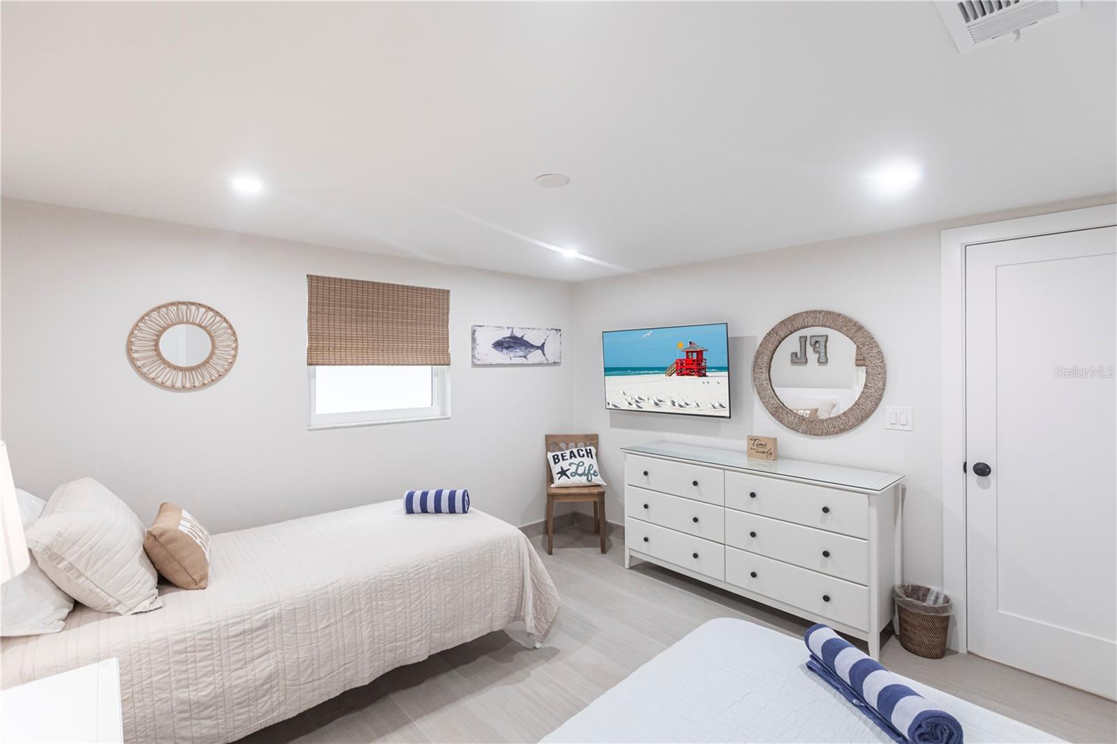 Image 15 of 20 For 6154 Midnight Pass Road B18