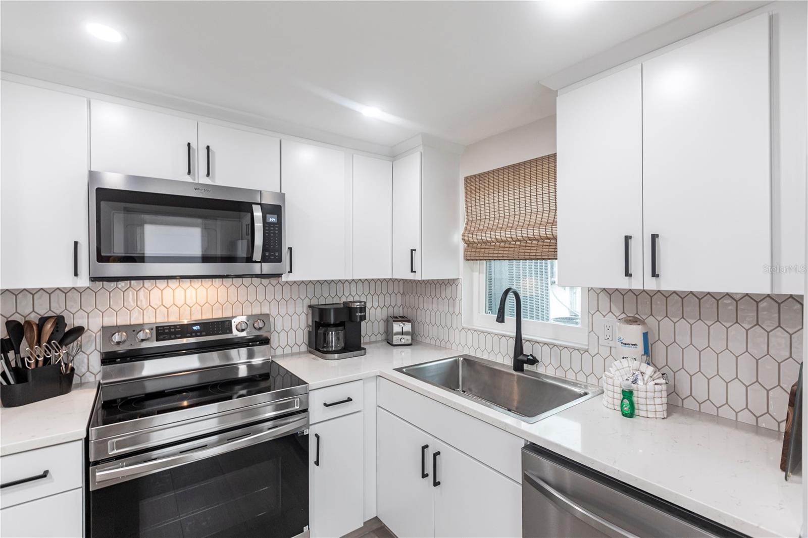 Image 6 of 20 For 6154 Midnight Pass Road B18