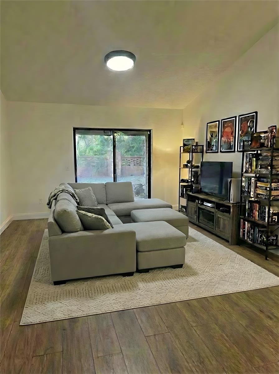 Image 4 of 17 For 910 Balsamina Drive