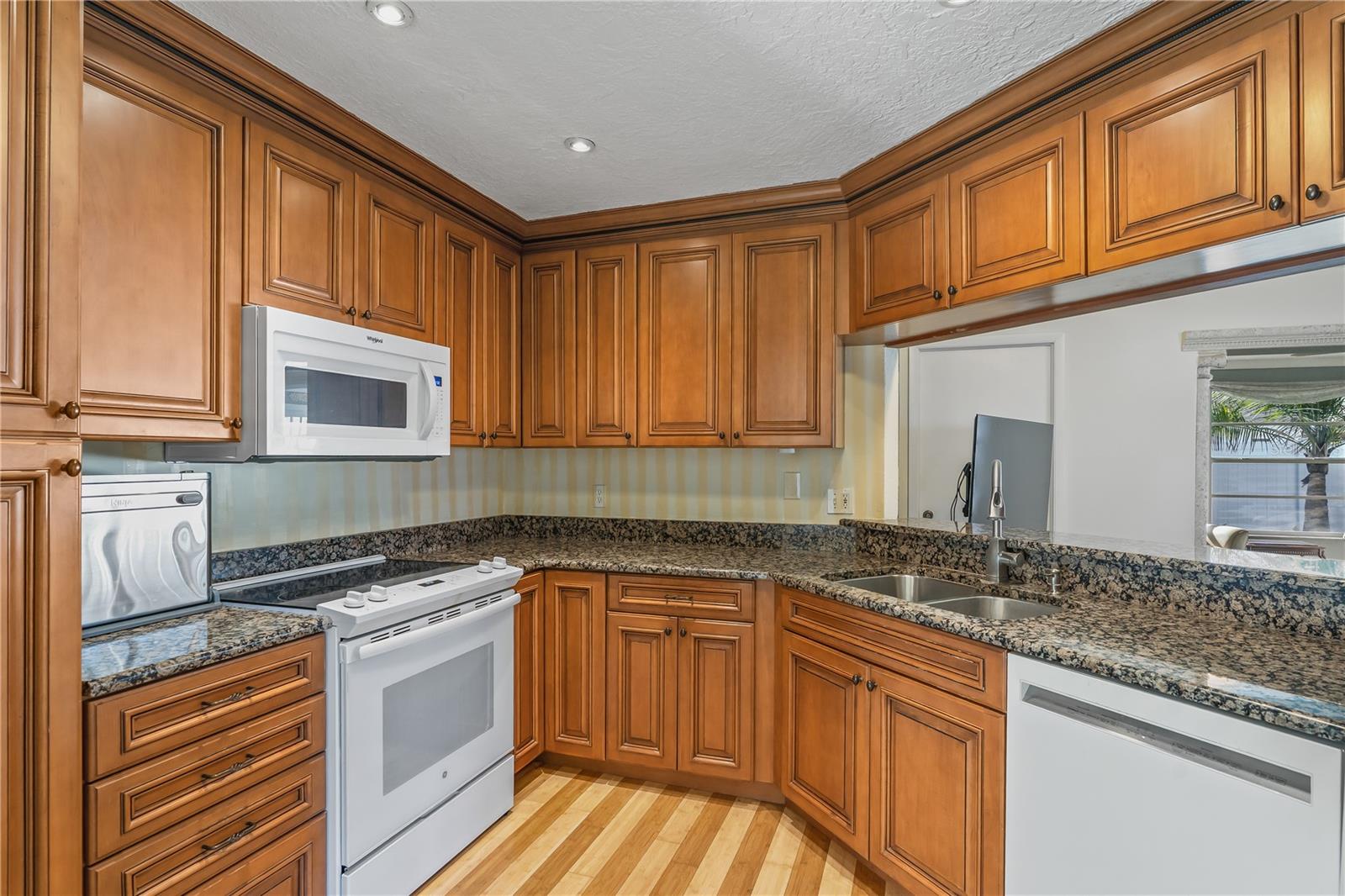 Listing photo id 4 for 7734 Cardiff Court