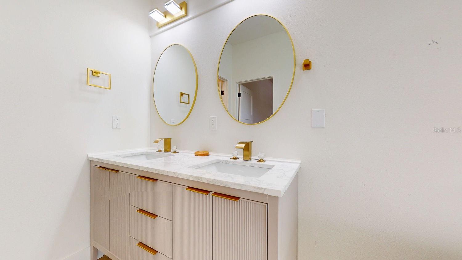 Image 43 of 79 For 4020 Henry Avenue F