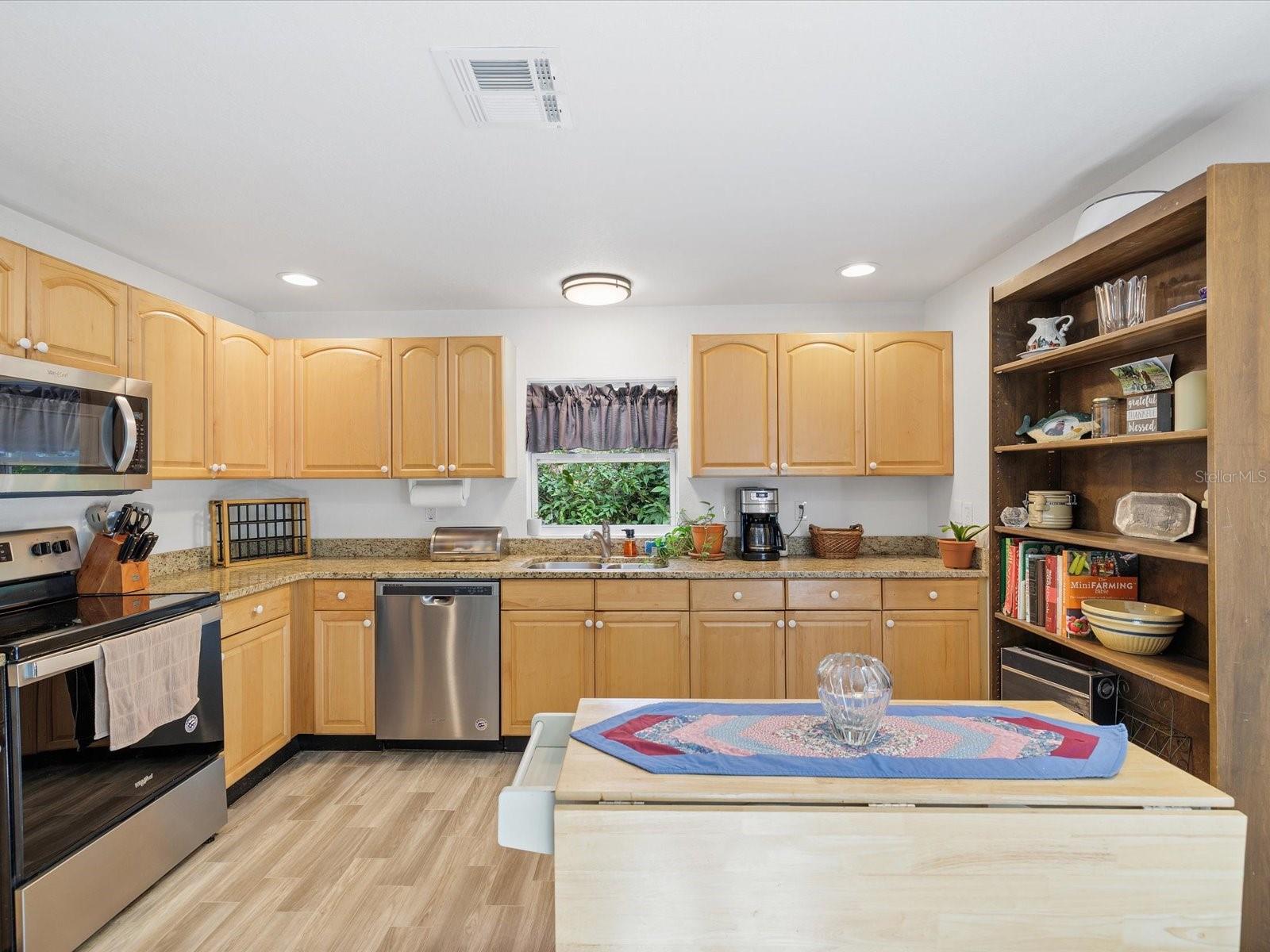 Listing photo id 9 for 36228 Clinton Avenue