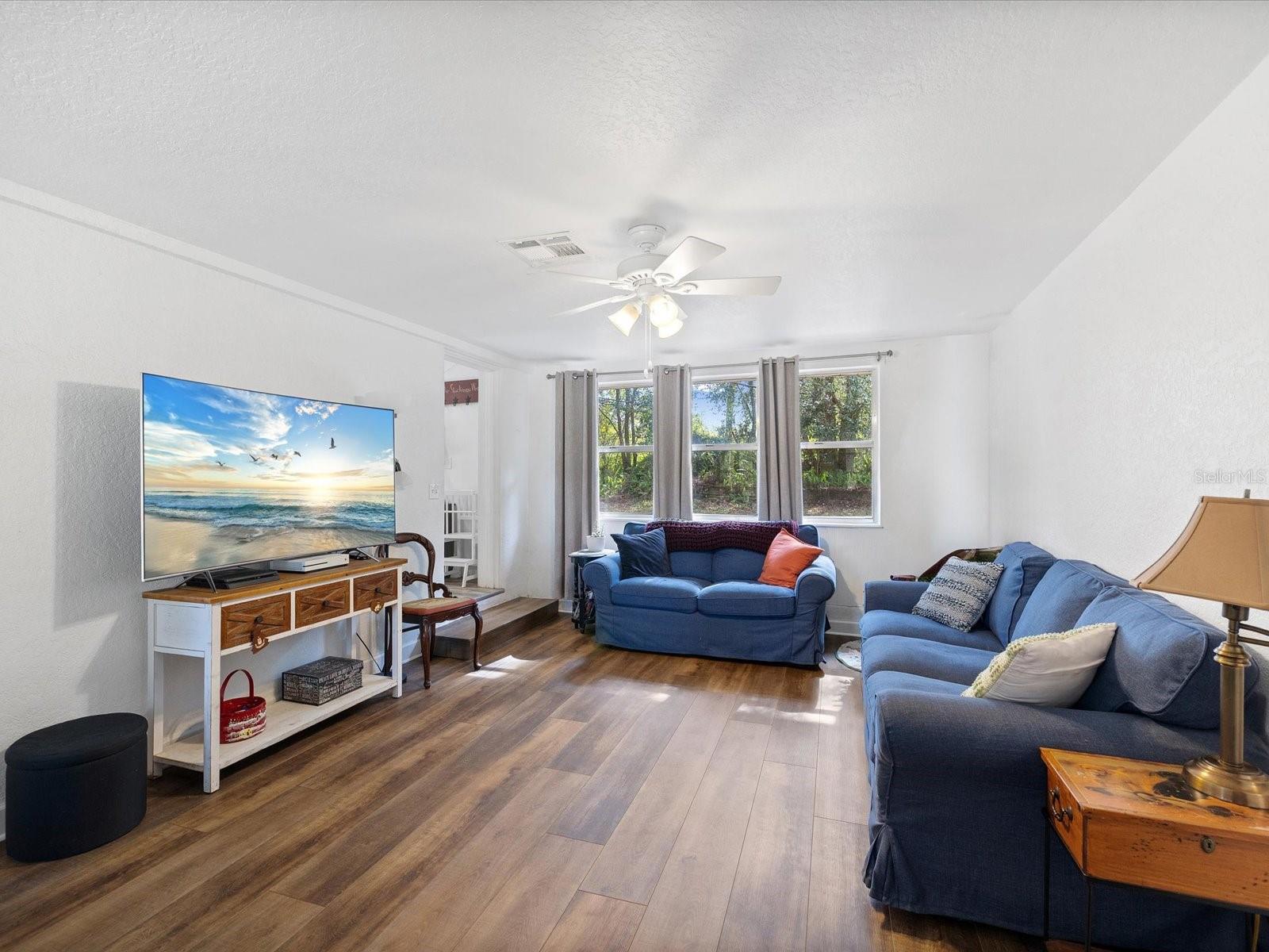 Listing photo id 3 for 36228 Clinton Avenue