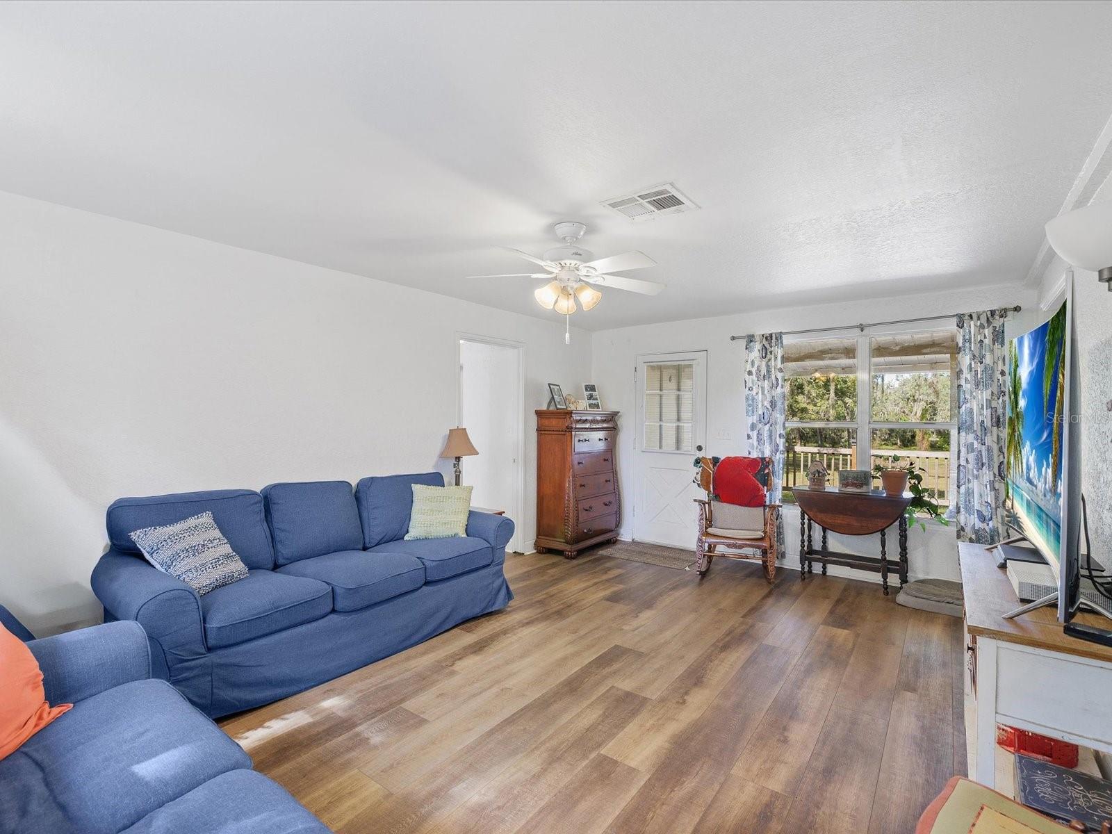 Listing photo id 4 for 36228 Clinton Avenue