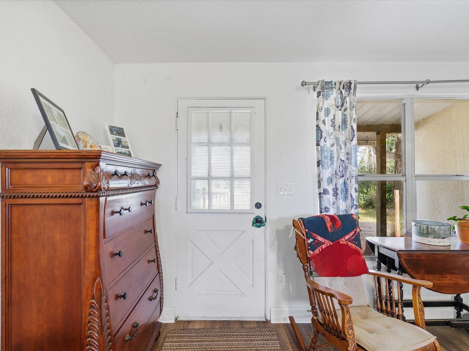 Listing photo id 6 for 36228 Clinton Avenue