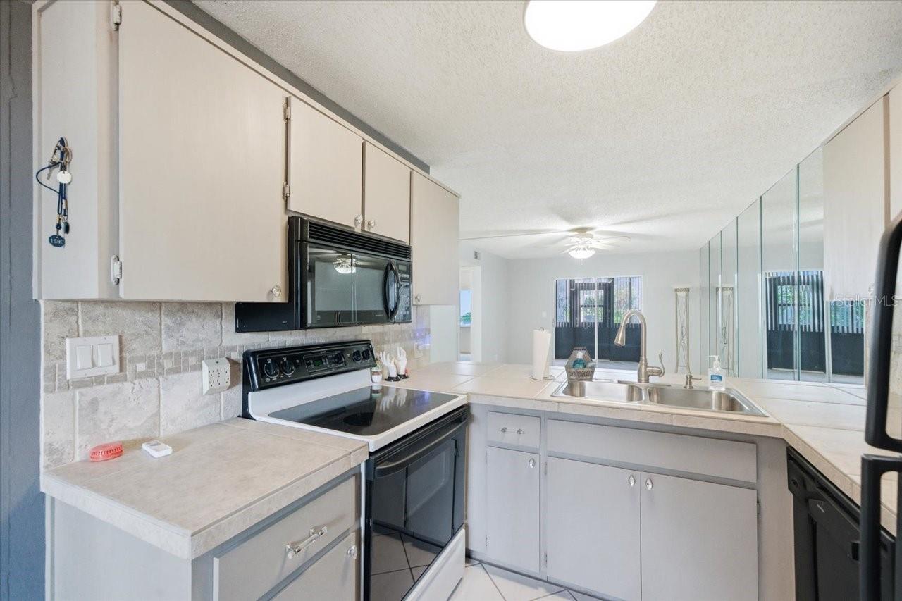 Listing photo id 16 for 11201 122nd Avenue 159