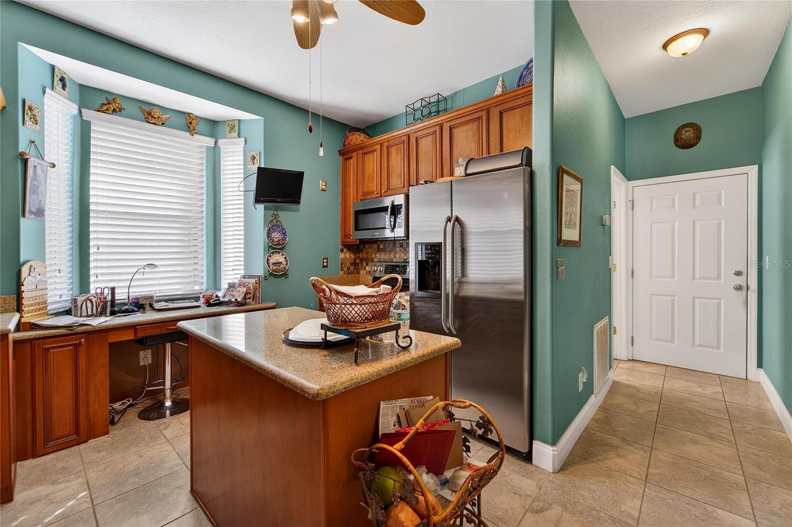 Listing photo id 14 for 901 Shagos Drive