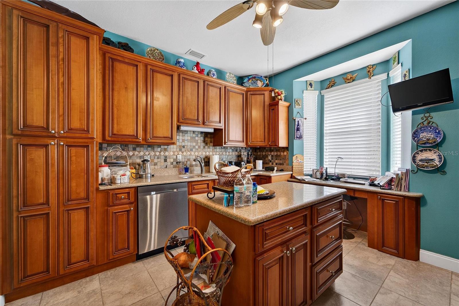 Listing photo id 15 for 901 Shagos Drive