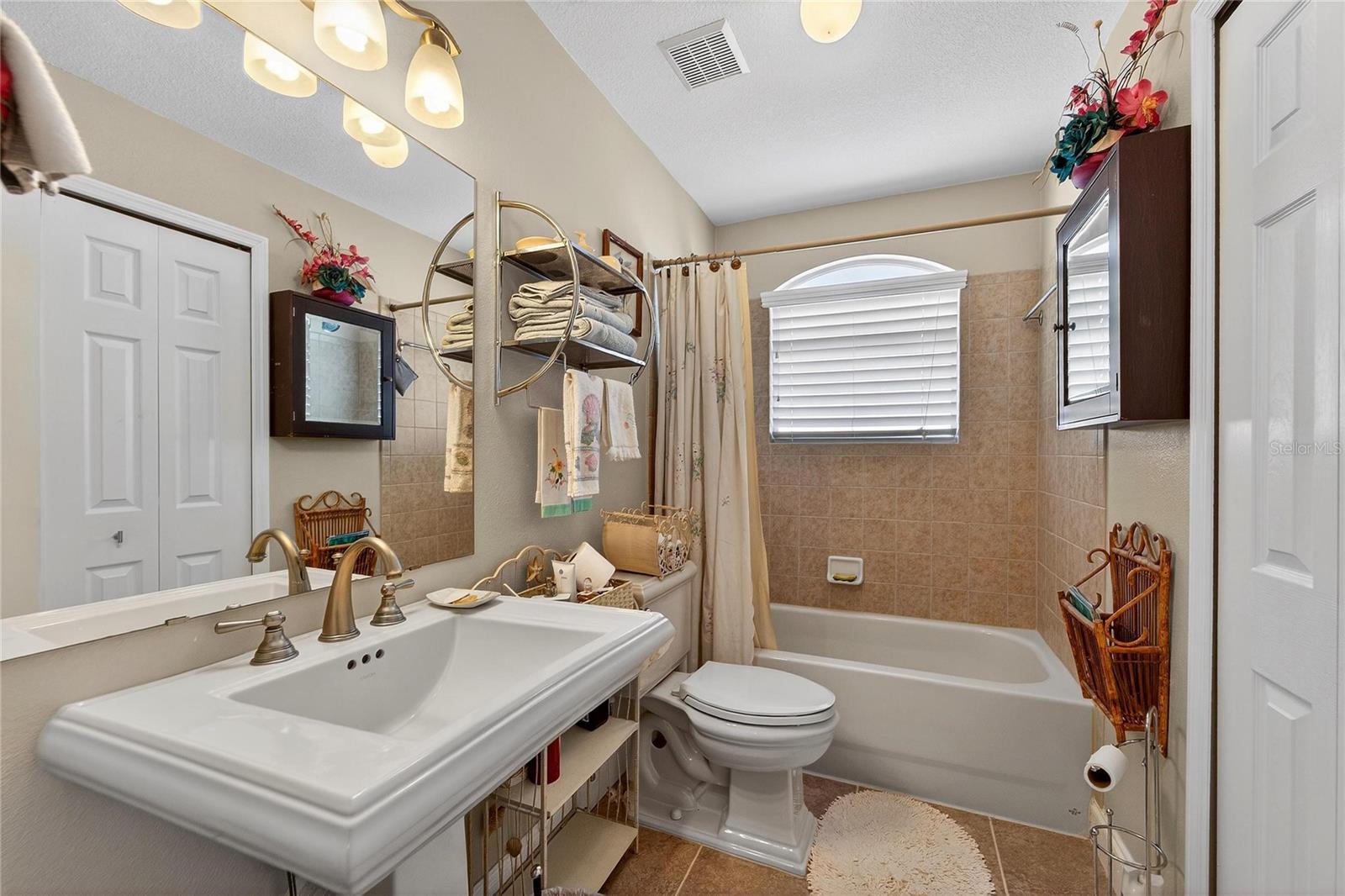 Listing photo id 44 for 901 Shagos Drive