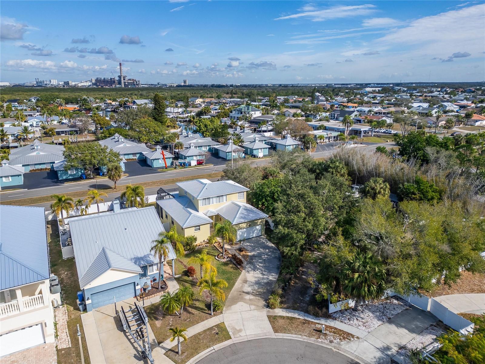 Listing photo id 70 for 901 Shagos Drive