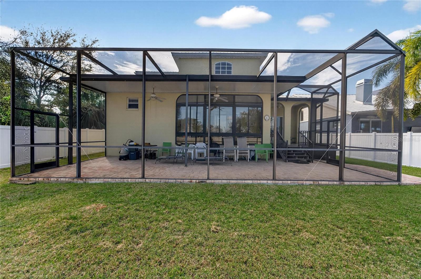 Listing photo id 7 for 901 Shagos Drive