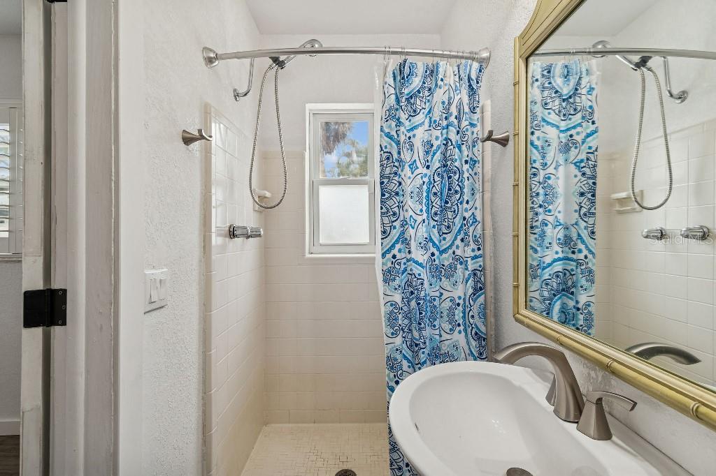 Image 16 of 29 For 4601 Venetian Boulevard Ne