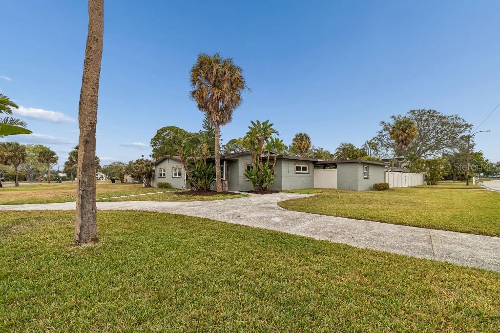 Image 25 of 29 For 4601 Venetian Boulevard Ne