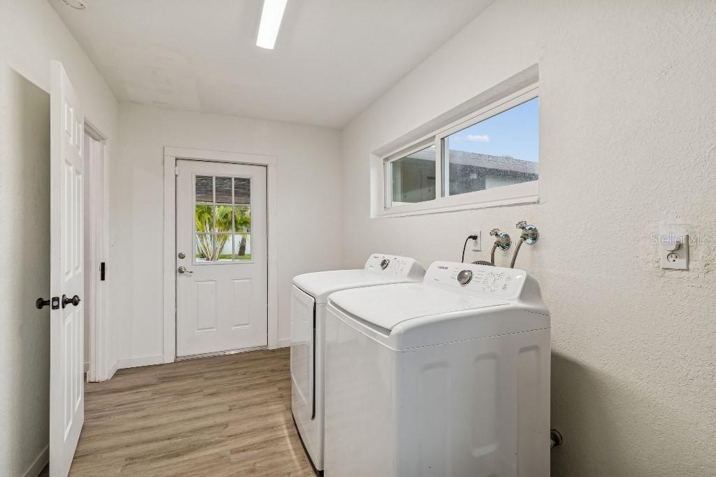 Image 6 of 29 For 4601 Venetian Boulevard Ne