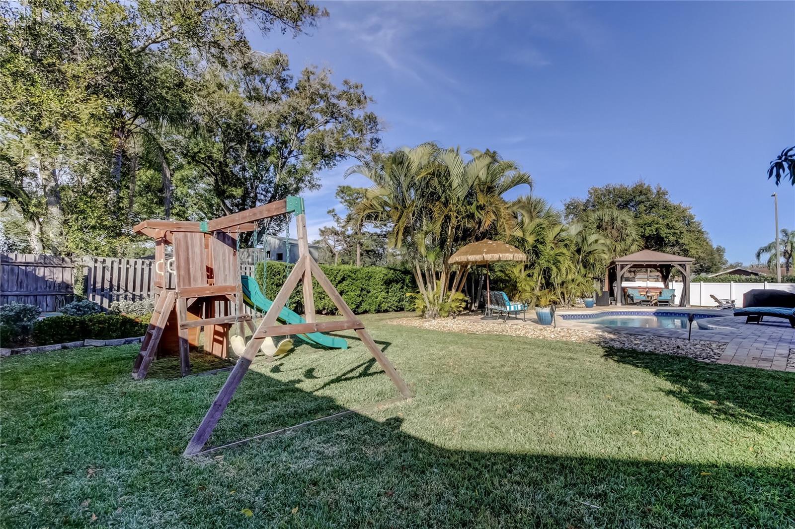 Listing photo id 9 for 2686 Clubhouse Drive S