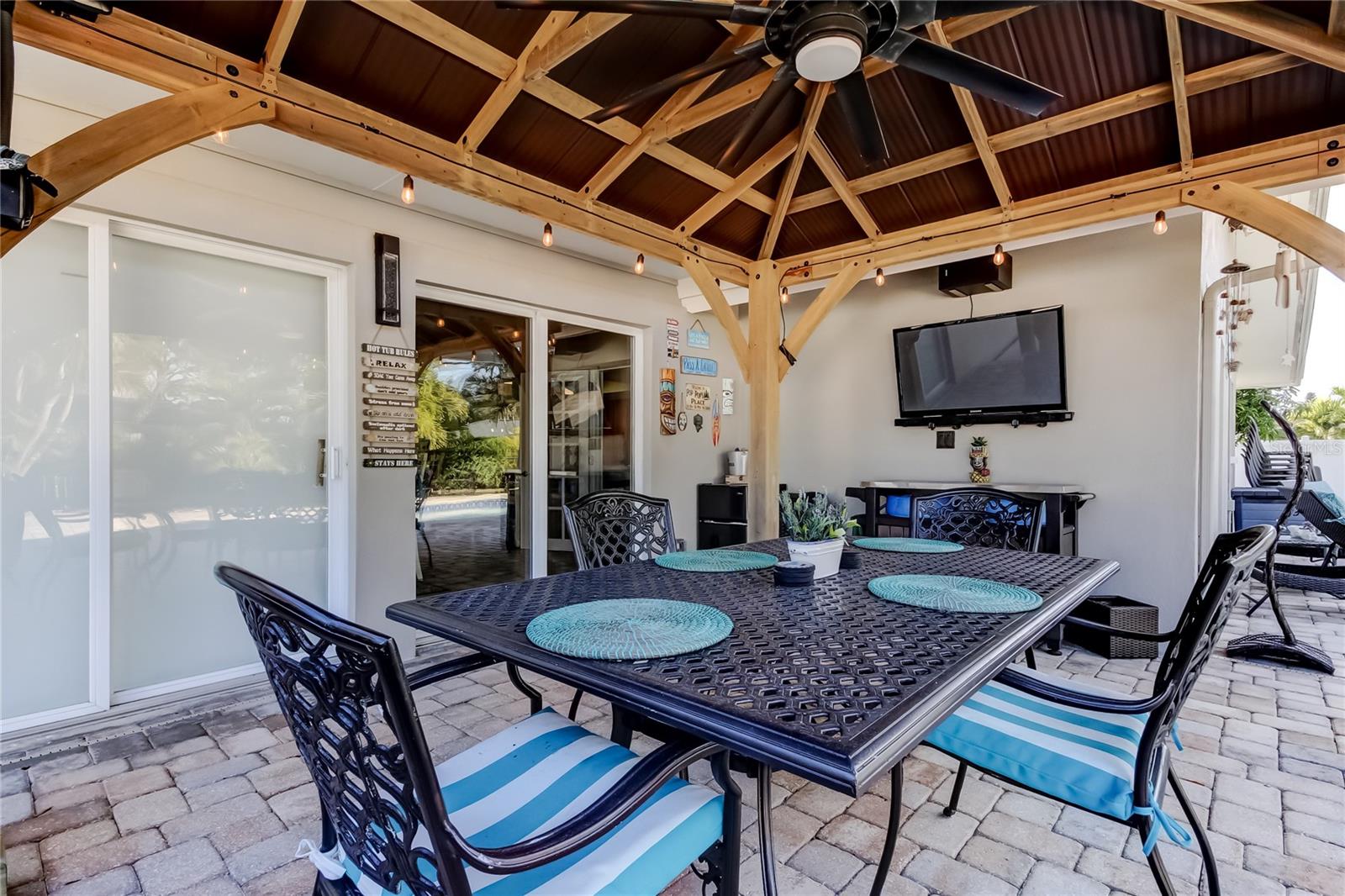 Listing photo id 14 for 2686 Clubhouse Drive S