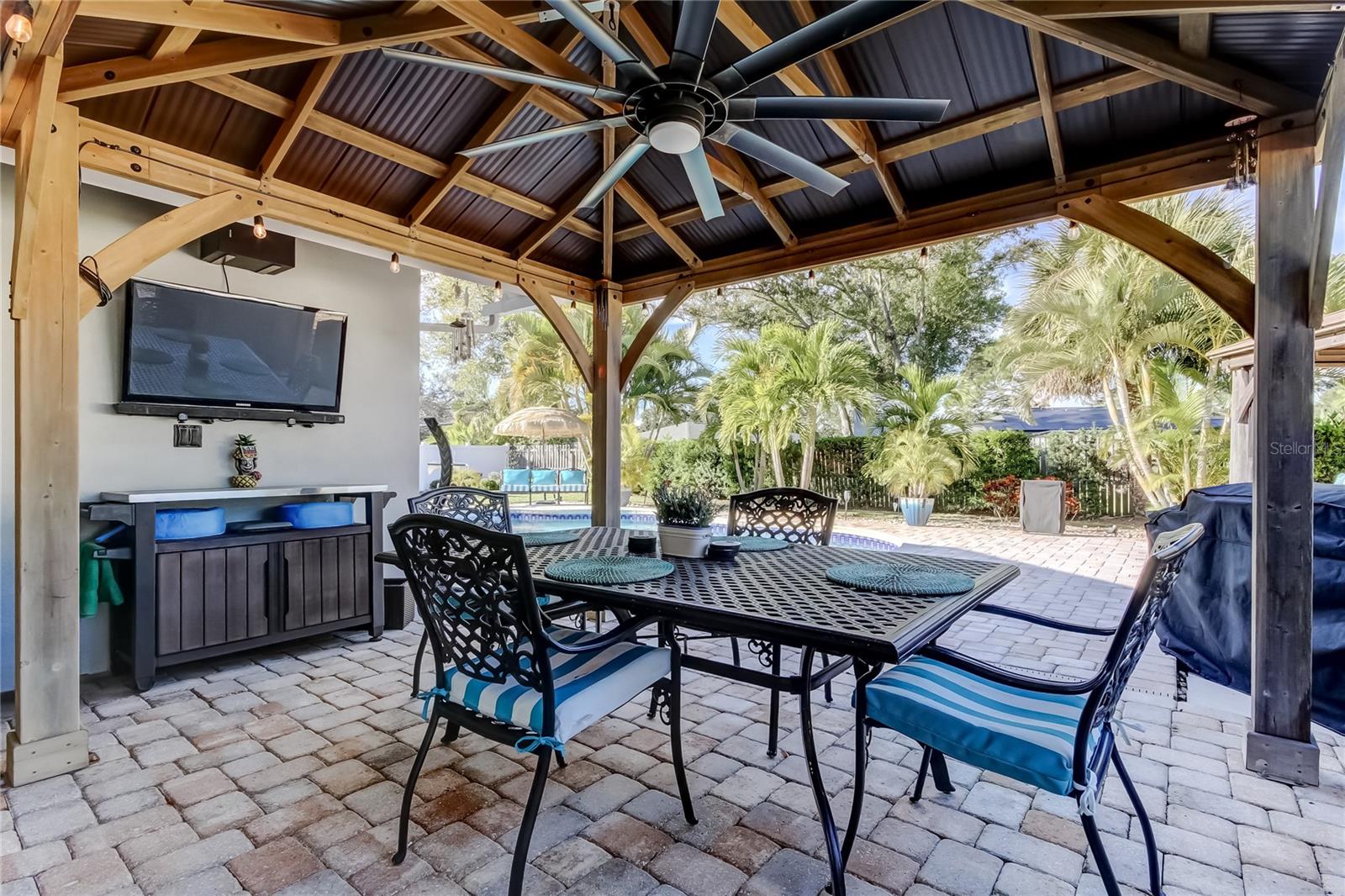 Listing photo id 19 for 2686 Clubhouse Drive S