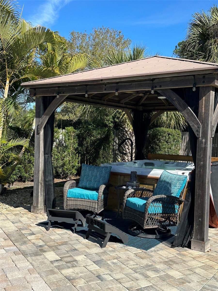 Listing photo id 2 for 2686 Clubhouse Drive S