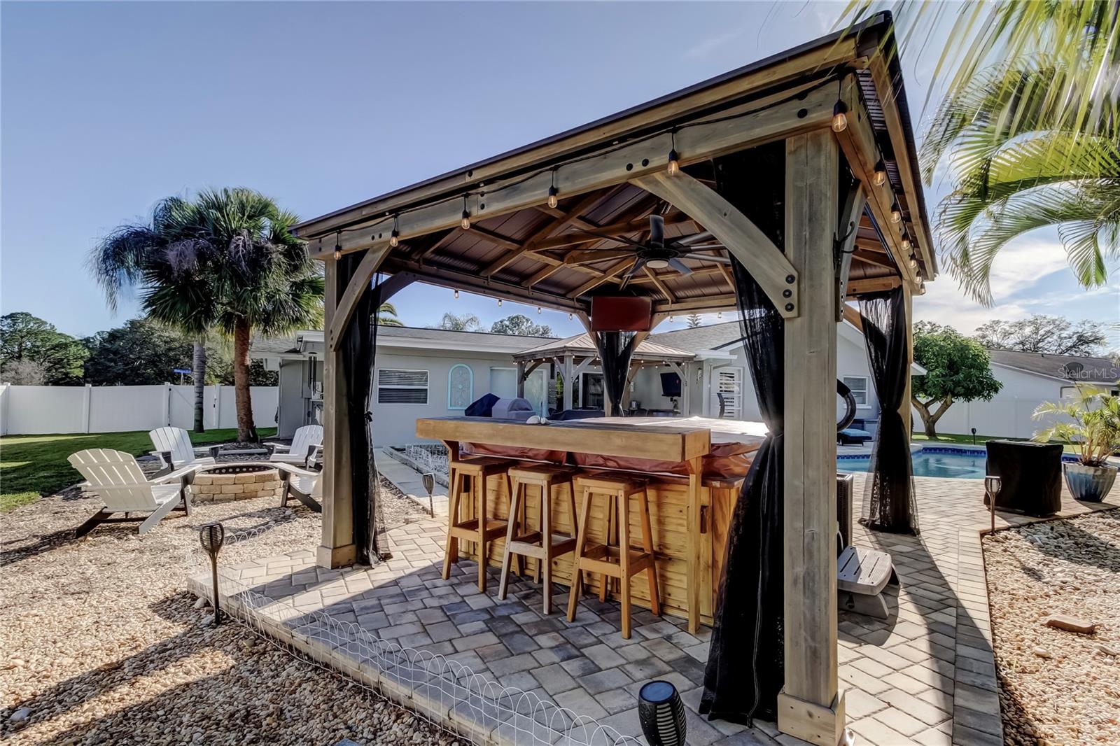 Listing photo id 41 for 2686 Clubhouse Drive S