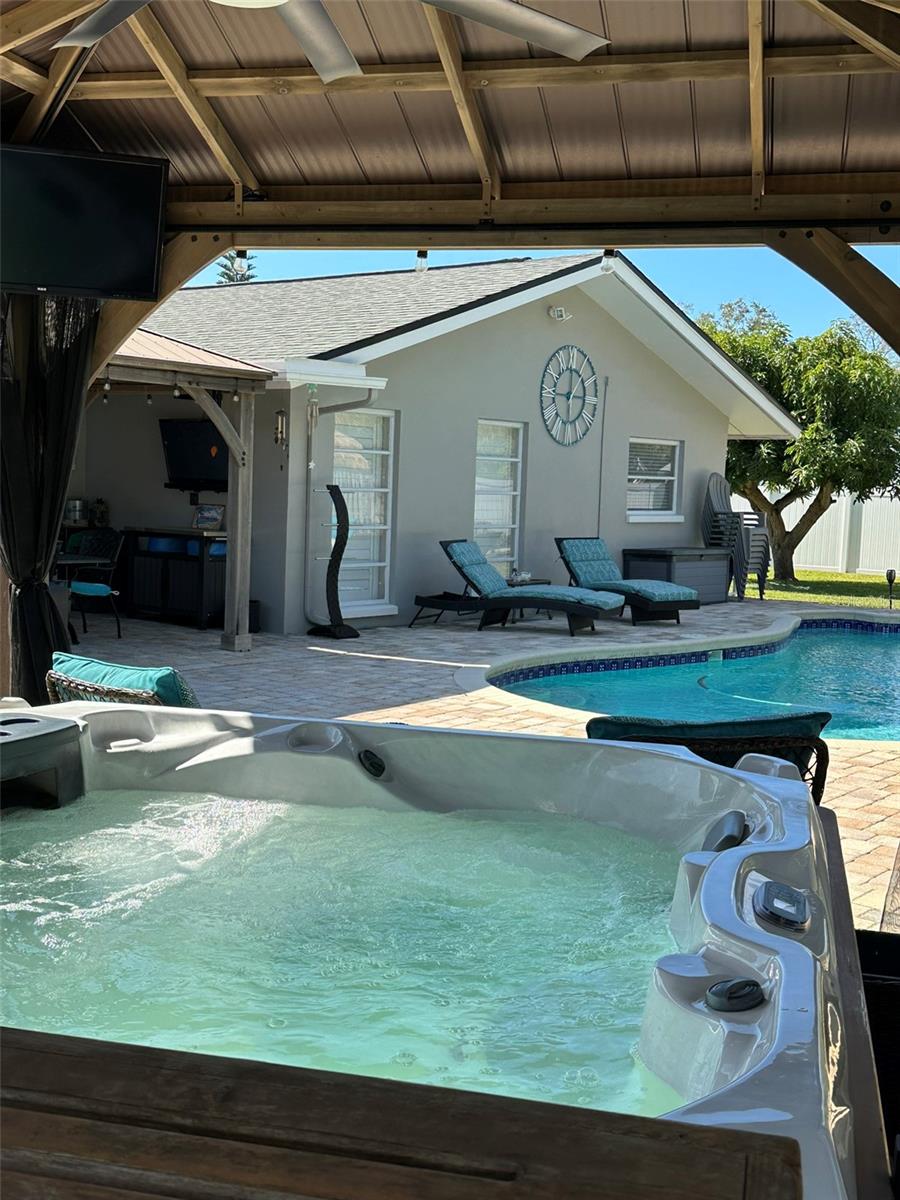 Listing photo id 3 for 2686 Clubhouse Drive S