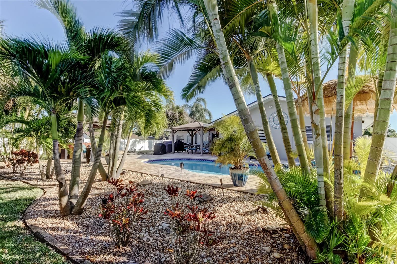 Listing photo id 5 for 2686 Clubhouse Drive S