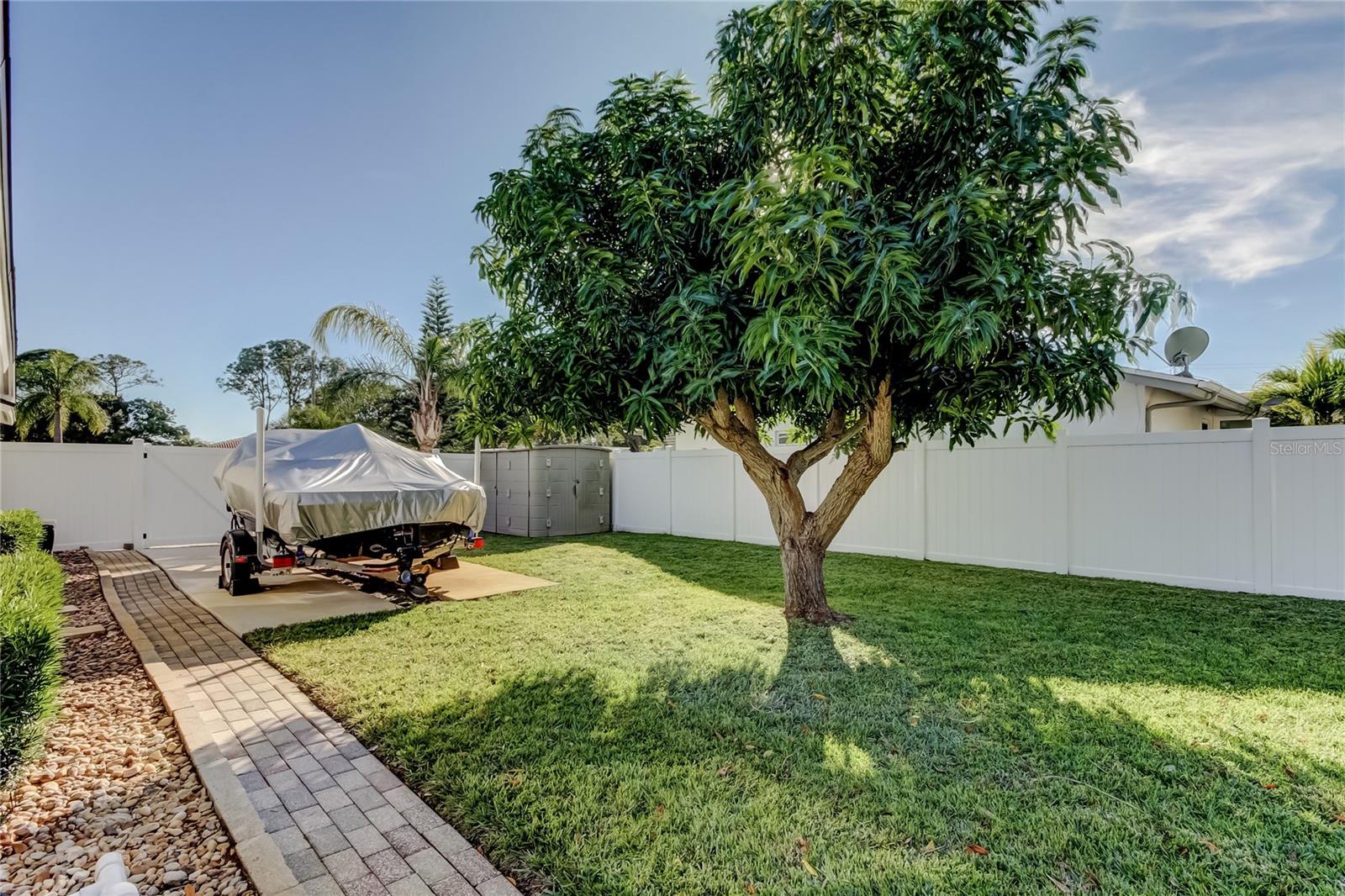 Listing photo id 7 for 2686 Clubhouse Drive S