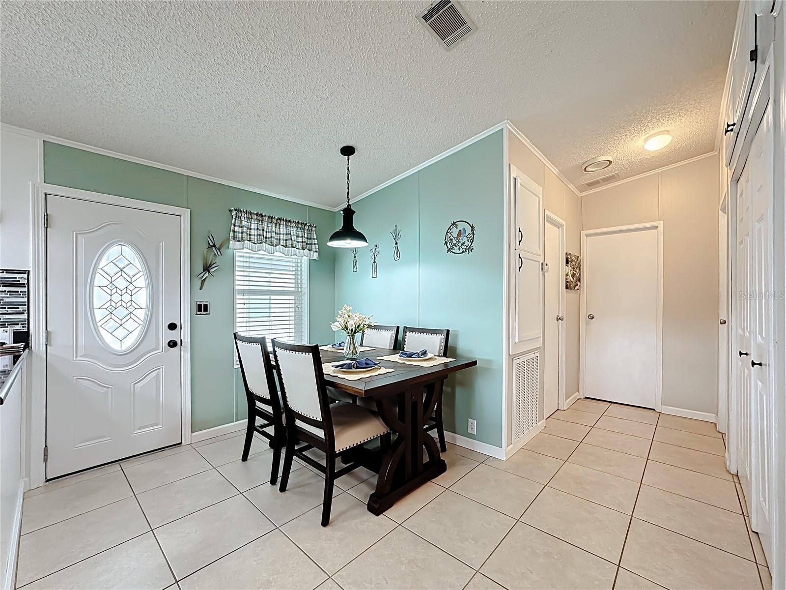 Image 4 of 24 For 355 Gracie Avenue N