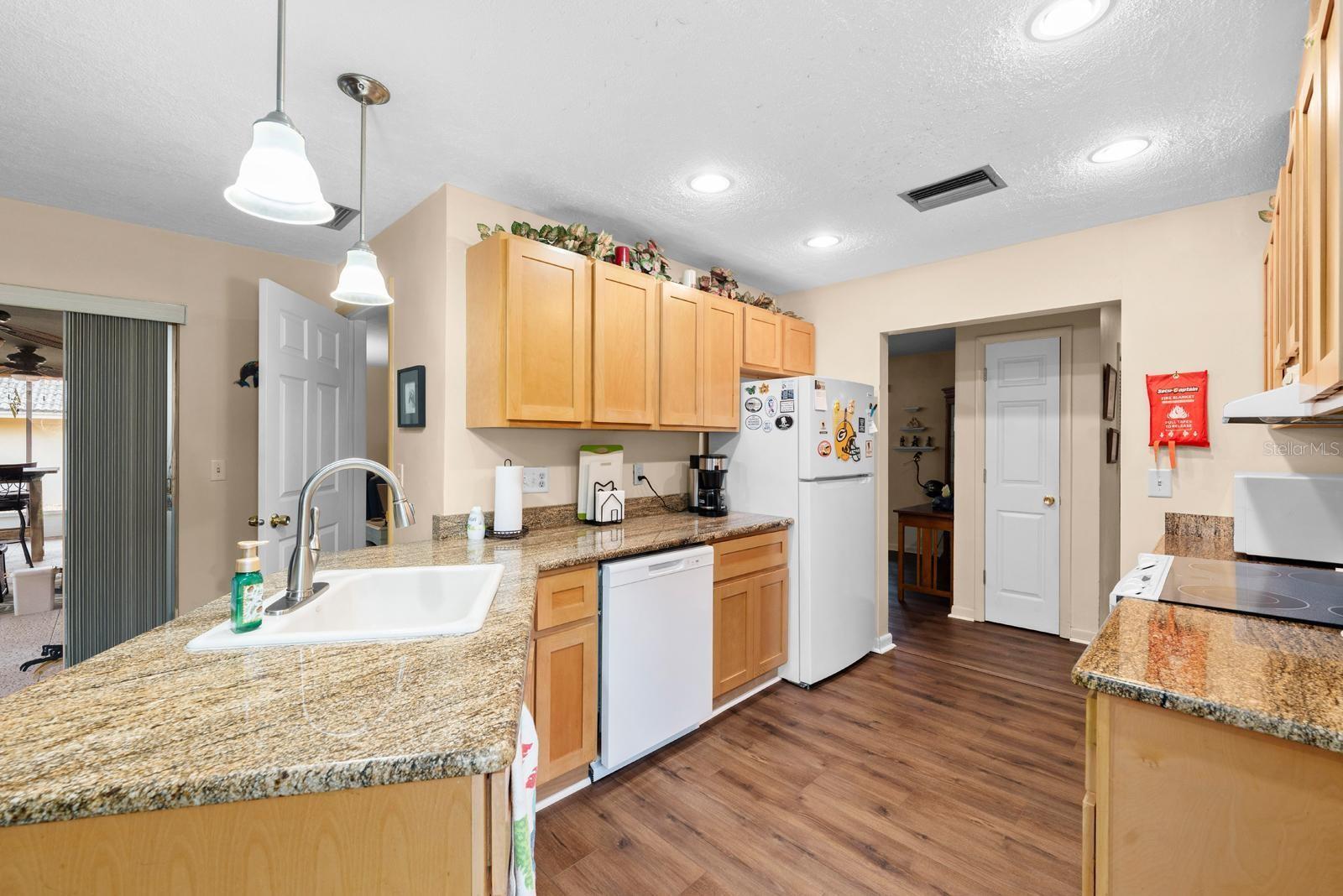 Listing photo id 1 for 13941 Kimberly Drive