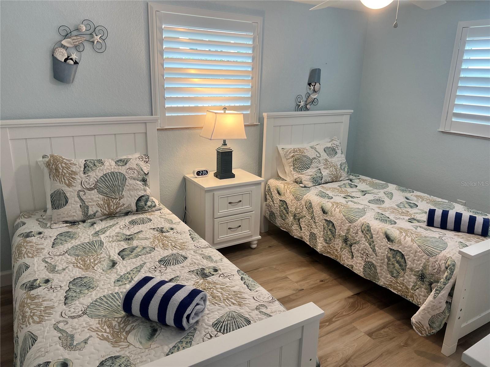 Image 7 of 12 For 6154 Midnight Pass Road D16