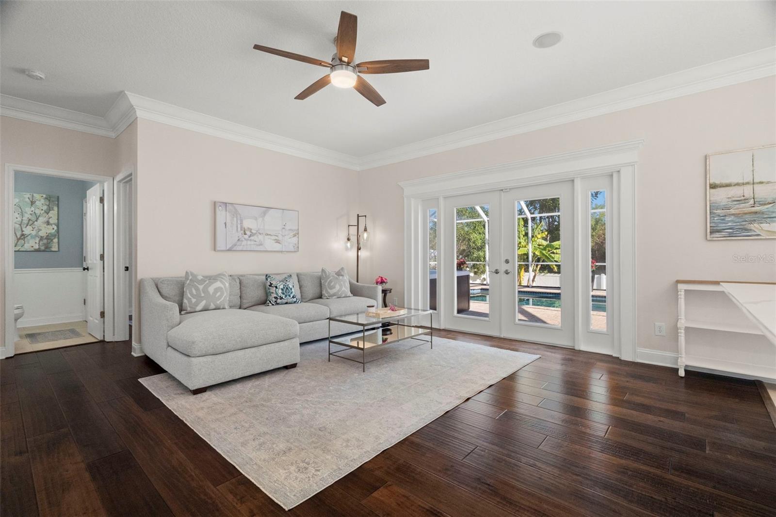 Listing photo id 13 for 834 Addison Drive Ne