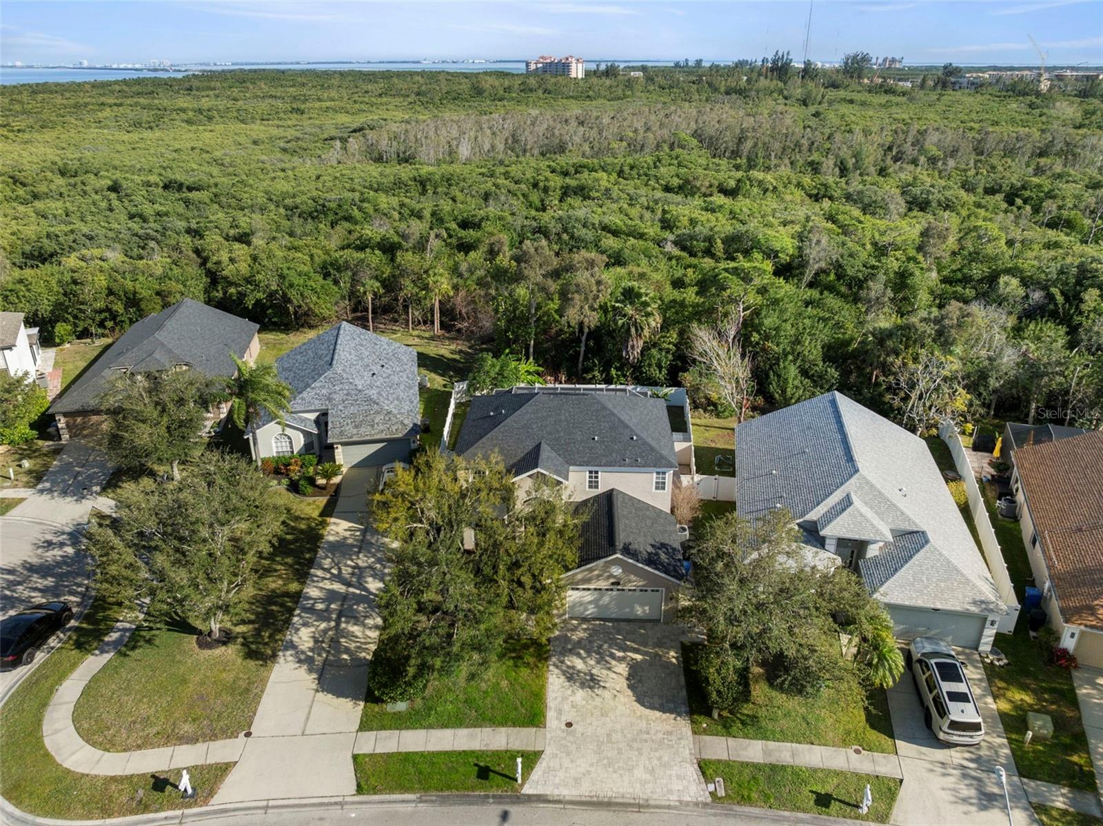 Listing photo id 2 for 834 Addison Drive Ne