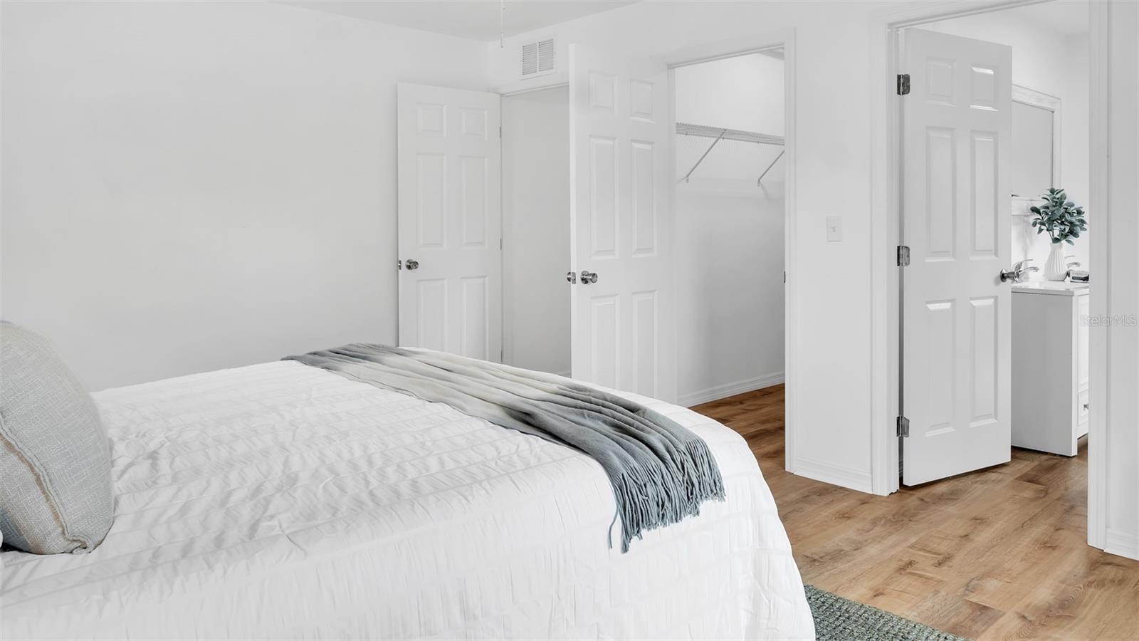 Image 23 of 63 For 4694 Yarmouth Avenue S