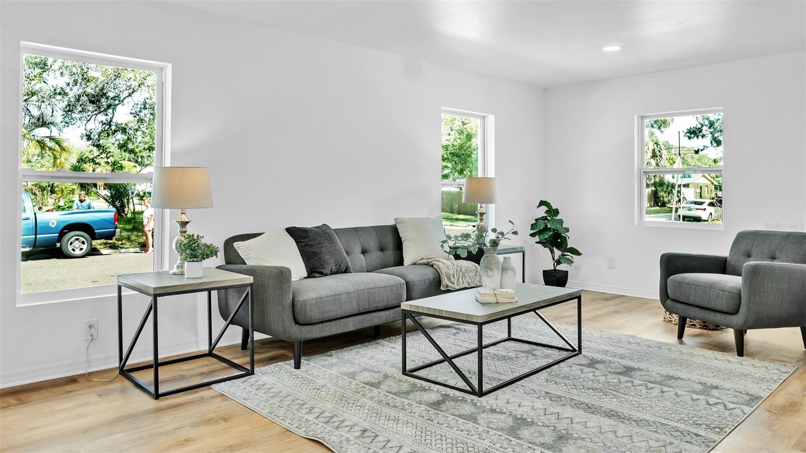 Image 9 of 63 For 4694 Yarmouth Avenue S