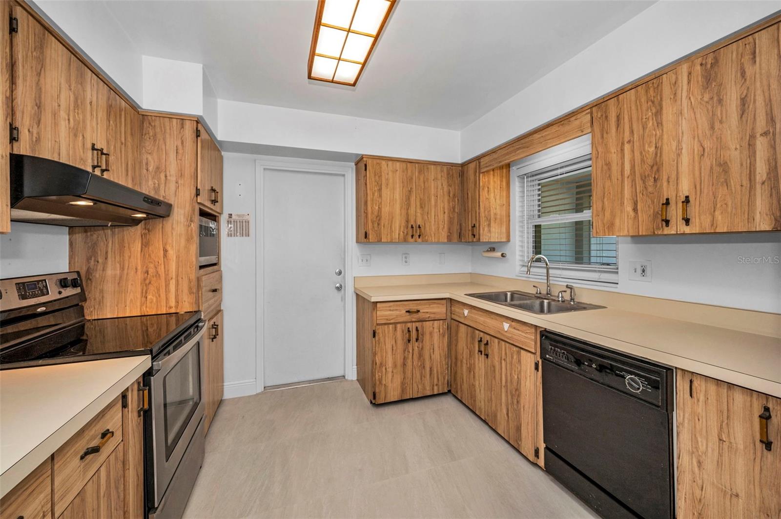 Image 16 of 41 For 1338 Hamlin Drive