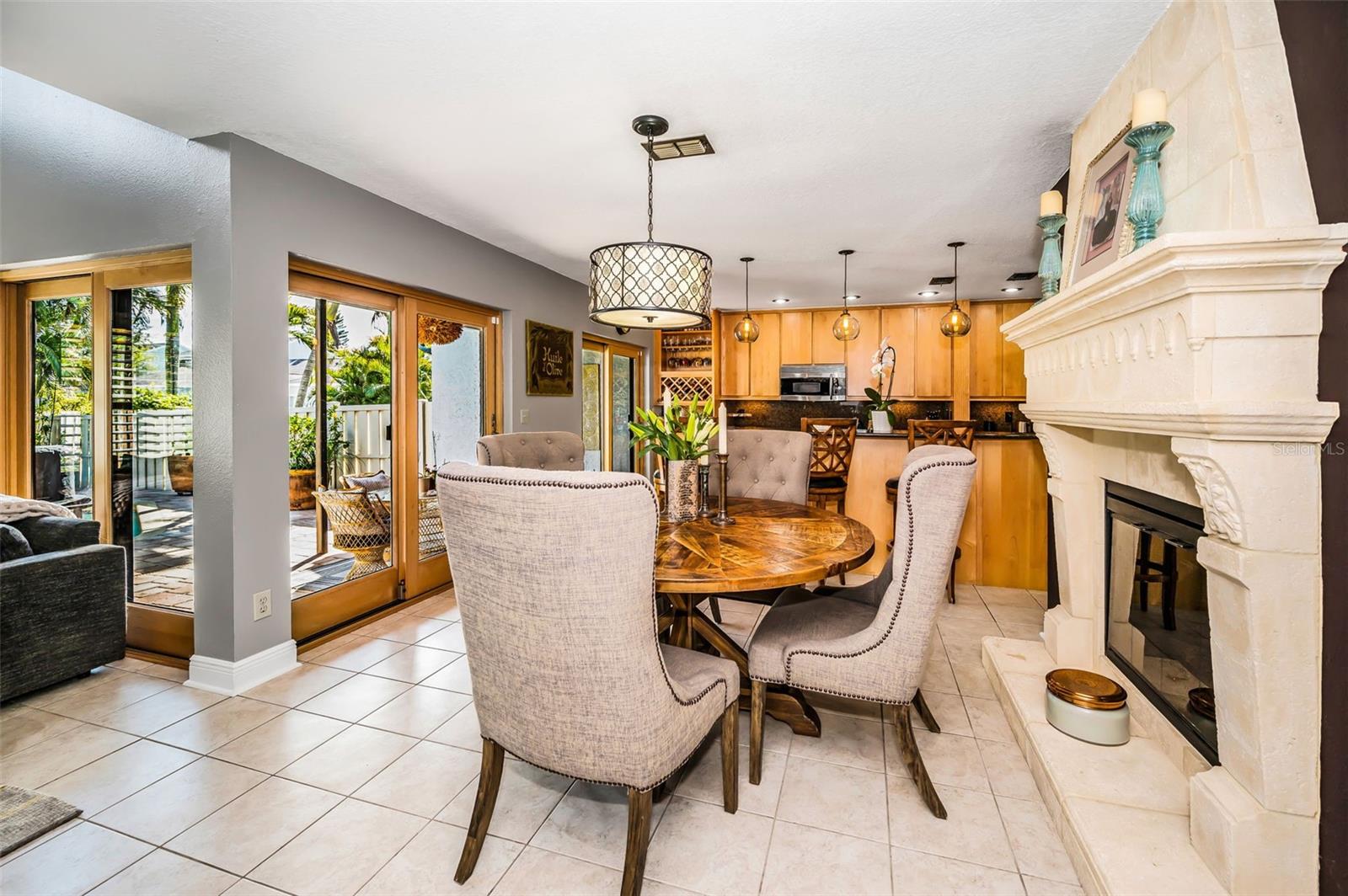 Image 12 of 53 For 990 San Carlos Court Ne