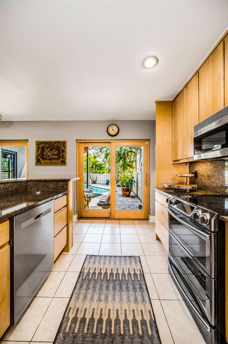 Image 16 of 53 For 990 San Carlos Court Ne