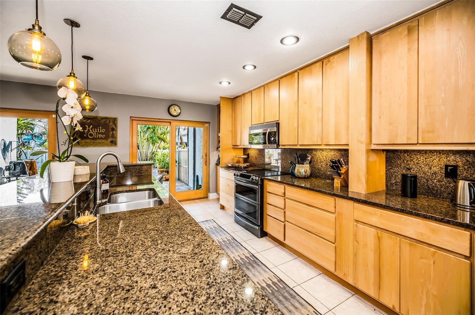 Image 17 of 53 For 990 San Carlos Court Ne