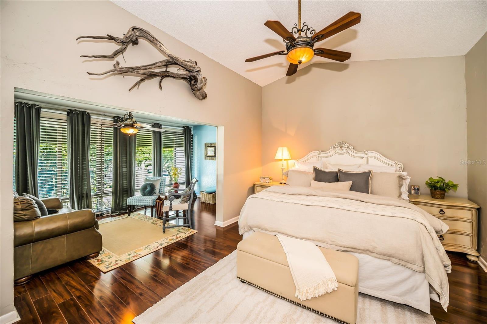 Image 22 of 53 For 990 San Carlos Court Ne