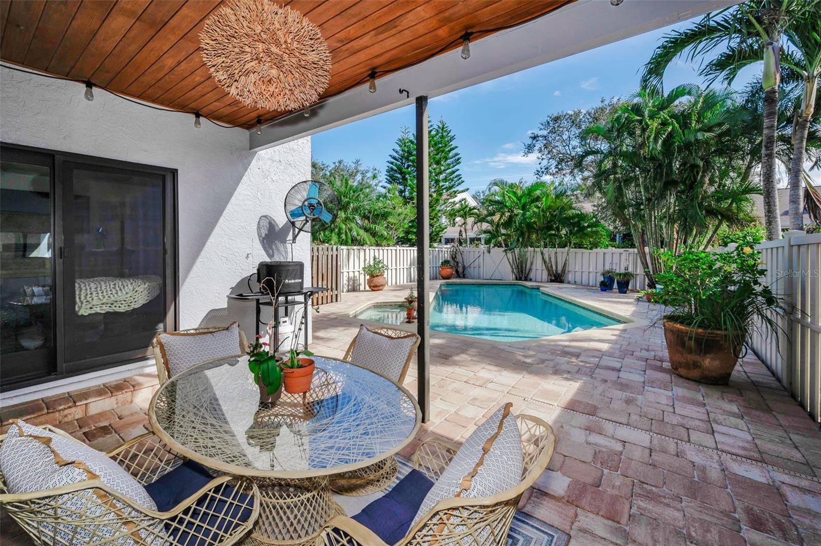 Image 33 of 53 For 990 San Carlos Court Ne