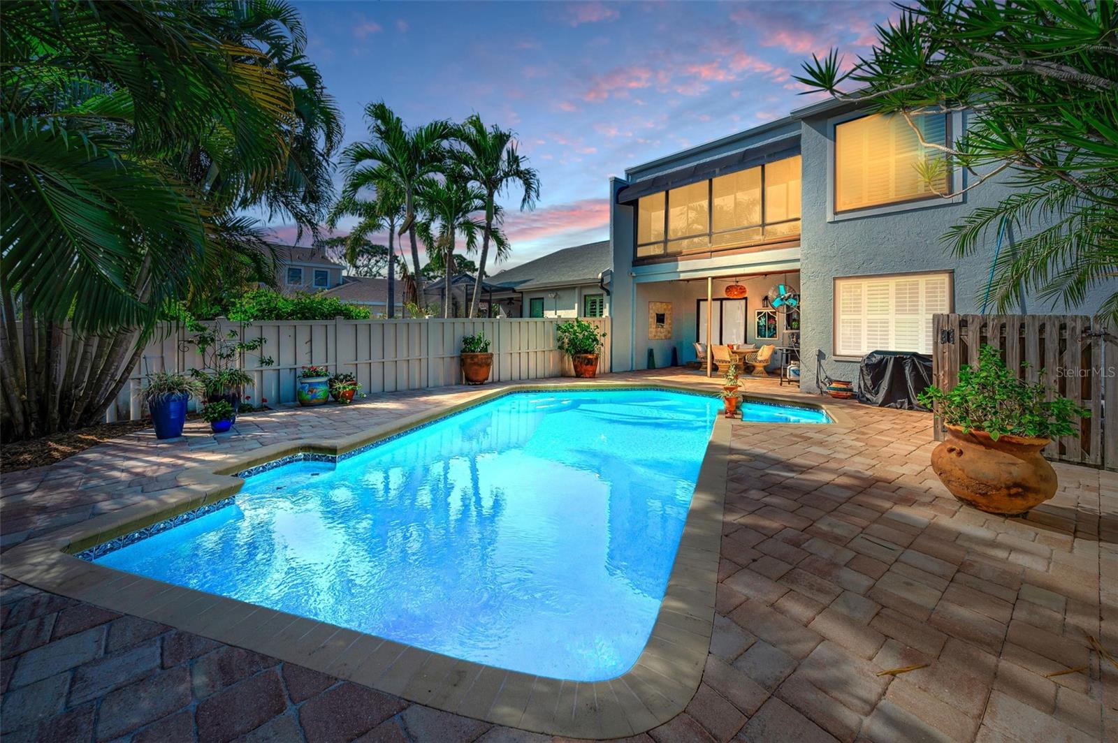 Image 36 of 53 For 990 San Carlos Court Ne