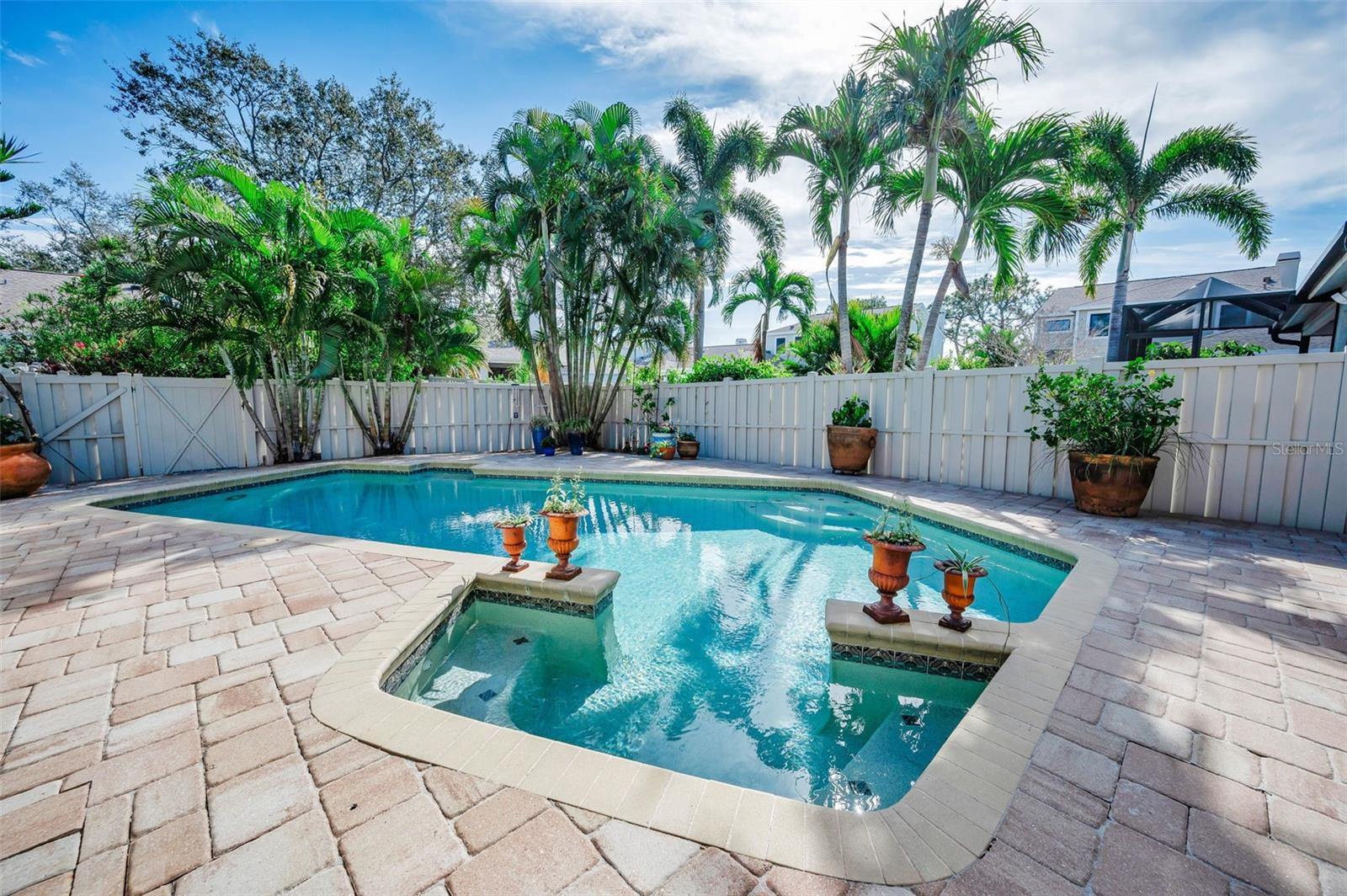 Image 37 of 53 For 990 San Carlos Court Ne