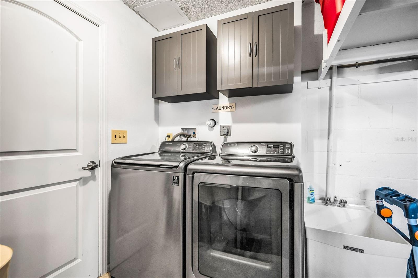 Image 40 of 53 For 990 San Carlos Court Ne